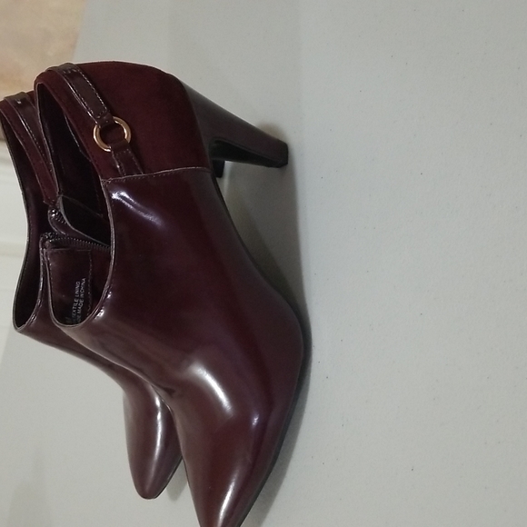 Bandolino Burgundy bootie - Picture 3 of 6